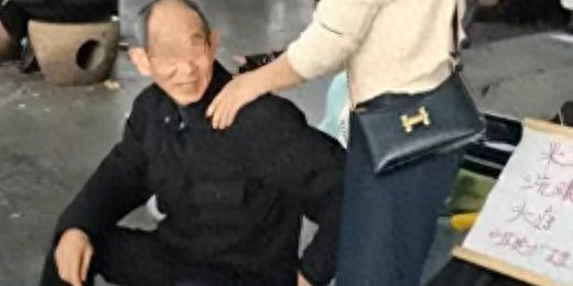 长沙公园惊现 “老年服务圈”！低价刚需服务，姑娘边服务边唠嗑