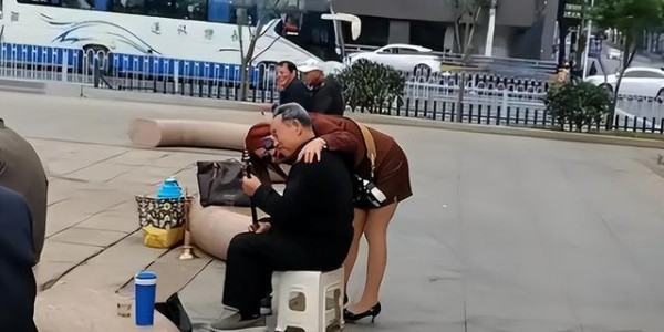 长沙公园惊现 “老年服务圈”！低价刚需服务，姑娘边服务边唠嗑