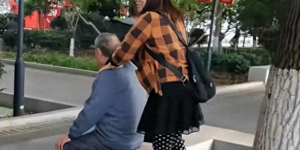 长沙公园惊现 “老年服务圈”！低价刚需服务，姑娘边服务边唠嗑